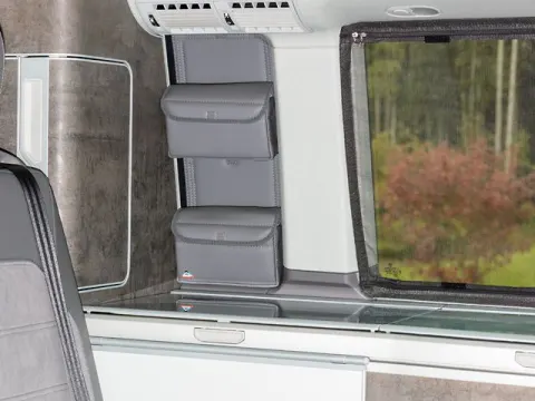 Bolsillero UTILITY para la ventana sobre la cocina (especiero) de los VW T6.1 California Ocean / Coast , diseño “Cuero Palladium”