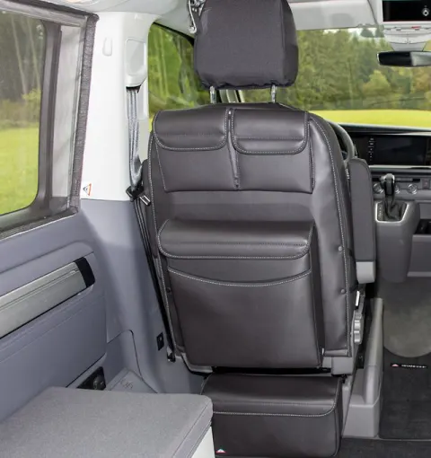Bolsillero UTILITY con MULTIBOX Maxi para los asientos de cabina VW T6.1/T6/T5 California Beach / Multivan, diseño VW T6.1 “Cuero Negro Titanio”