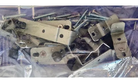 Tornillos y escuadras para montaje claraboya Remis Vario II 900x600mm