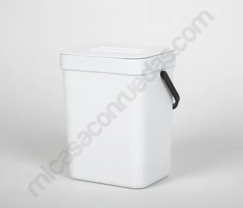 Pequeño cubo de basura con tapa
