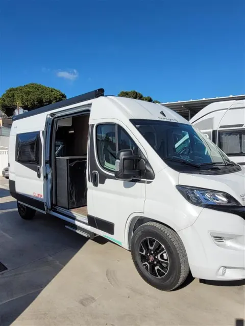 Camper de alquiler Sunlight Cliff 600
