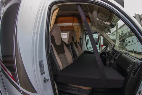 Cama para campamento para el taxi en la autocaravana