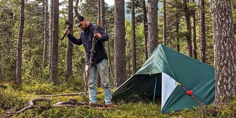 Bushcraft 2/5: Cubierta – Construir un refugio con tarp o natural.