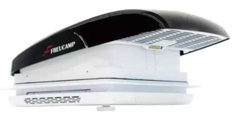 Claraboya con ventilador tipo Maxxfan con tapa externa color negra tintada, caravana, autocaravana y camper.