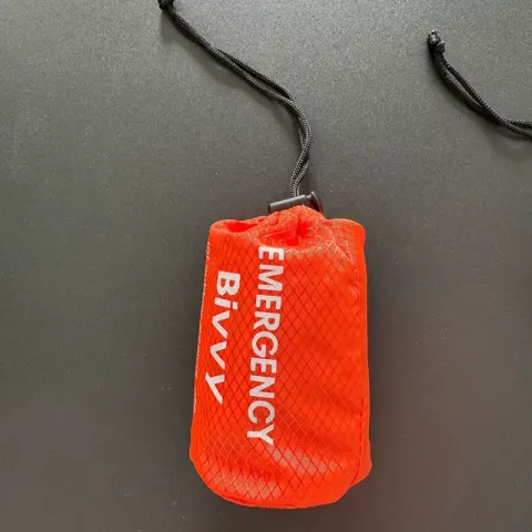 Saco de dormir de emergencia, manta térmica de Mylar, saco de supervivencia ligero, impermeable, refugio portátil para acampar y hacer senderismo
