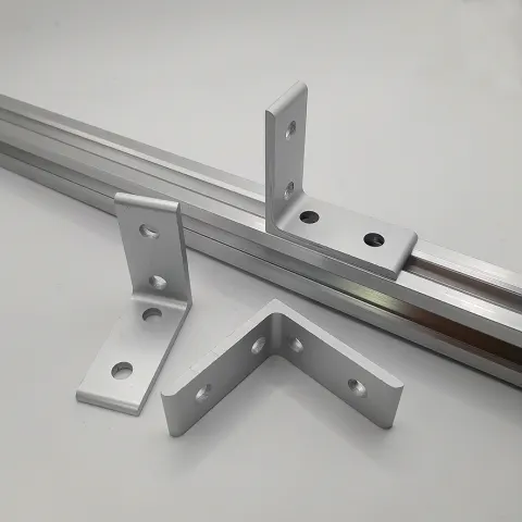 Soporte angular (4 Agujeros) para perfil de aluminio