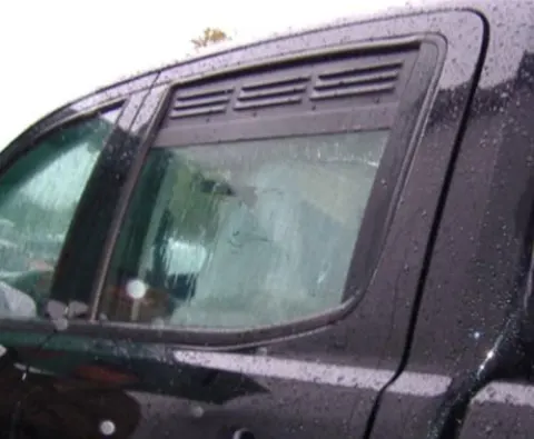Ventana lateral de la parrilla de ventilación Ford Ranger de BJ.2012