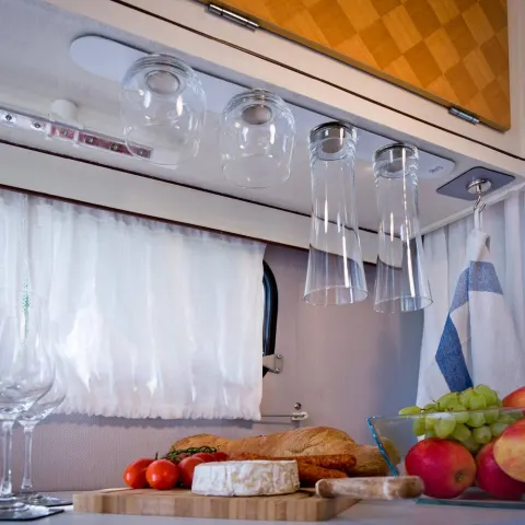 Barra metálica blanca para vasos SILWY