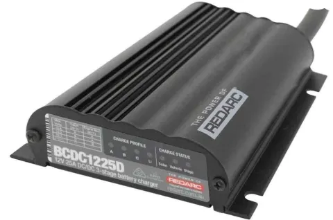 Booster 25A Redarc BCDC1225D con regulador solar MPPT