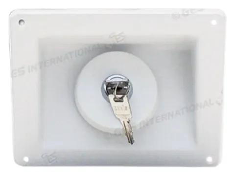 Bocana de llenado exterior blanca con tapón y llave.