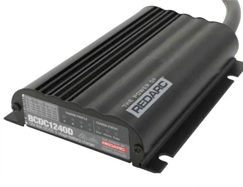 Booster 40A Redarc BCDC1240D con regulador solar MPPT